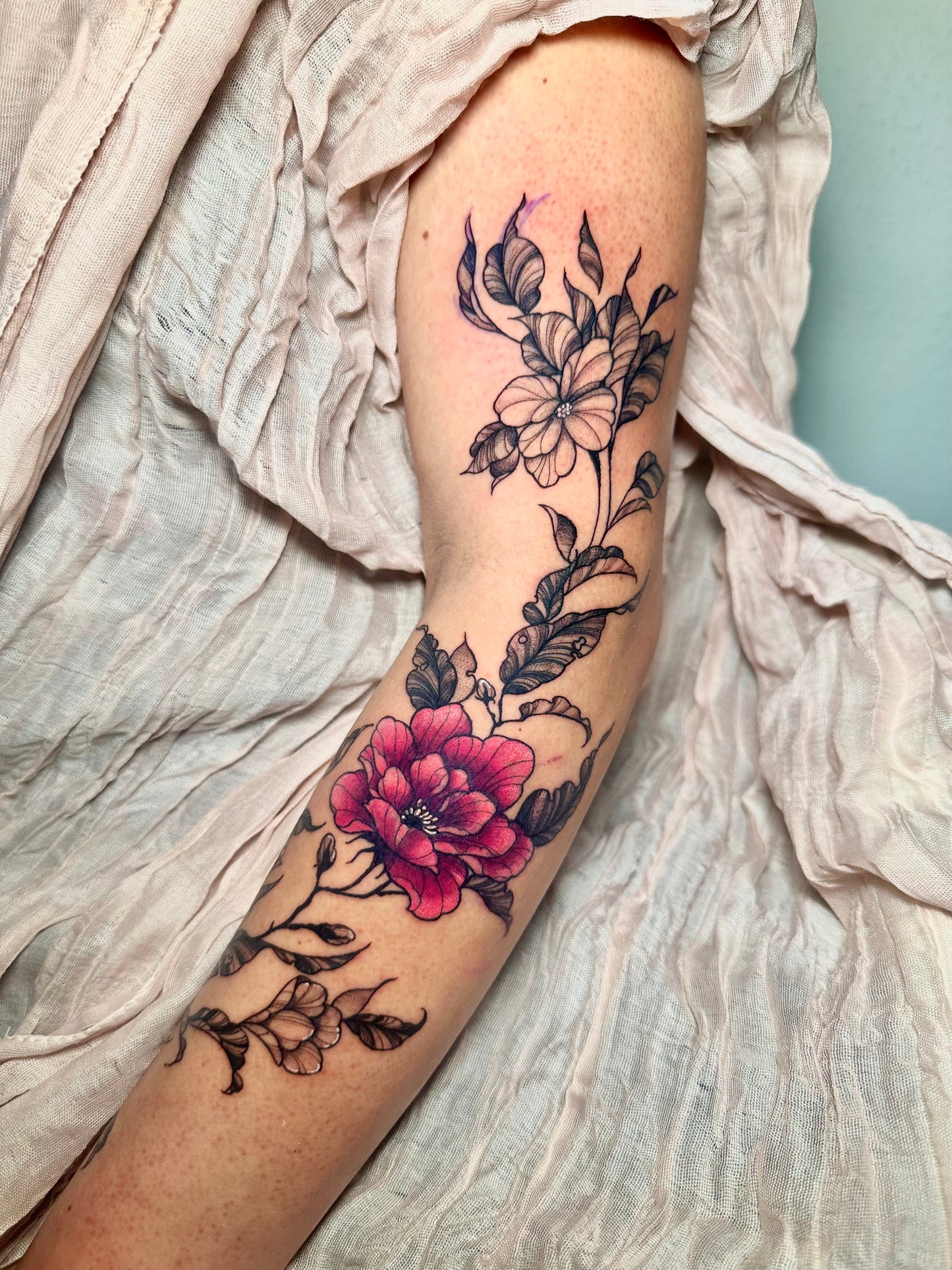 Tatuaje manga BlackWork y Color2